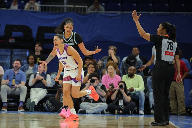 CHICAGO, IL - AUGUST 03: Kelsey Plum 0 of the Phoenix Mercury celebrates after making a three-point basket over Kamilla Cardoso 10 of the Chicago Sky during the second half on August 3, 2026 at Winturst Arena in Chicago, Illinois. (Photo by Melissa Tamez Icon Sportswire) WNBA, Basketball Damen, USA AUG 03 Phoenix Mercury at Chicago Sky EDITORIAL USE ONLY Icon260803046