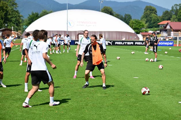 August 4, 2026 Rottach Egern Soccer, Men s, 2026–2027 season, Borussia Mönchengladbach training camp; Eugen Polanski, Gladbach coach; Mitte takes part in a training session. DFL regulations prohibit any use of photographs as image sequences and or quasi-video. Am Birkenmoos Stadium, Bavaria, Germany