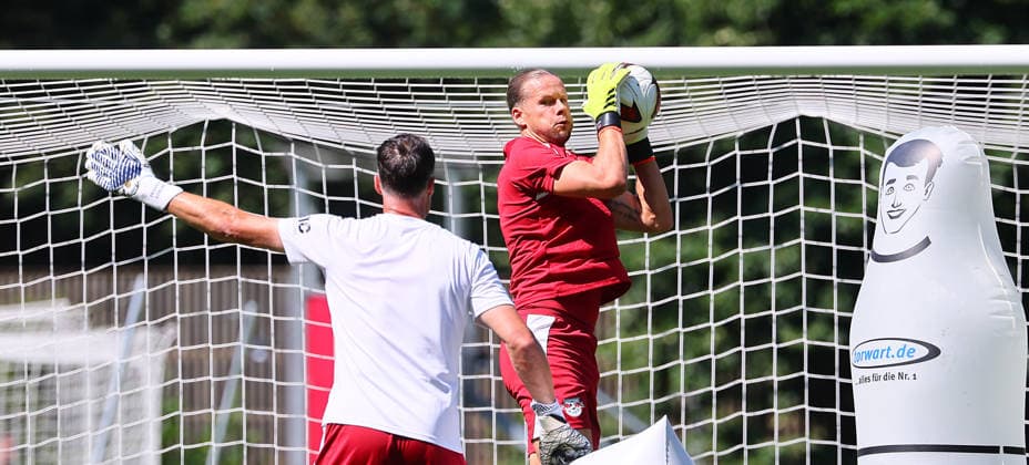RB Leipzig (AUT) Training Camp, Bundesliga, Saalfelden, August 4, 2026, Gut Brandlhof, Soccer, Bundesliga, GER, RB Leipzig training camp in Saalfelden am Steinernen Meer, AUT. Pictured: New signing goalkeeper ¯rjan Oerjan Nyland in action (left) and goalkeeper coach Frederik Gößling (Goessling) of RB Leipzig, Picture Point
