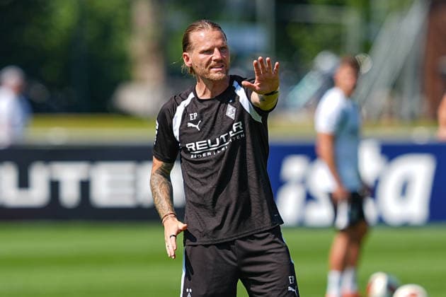 August 4, 2026, xydrx, soccer, training camp, Borussia Mönchengladbach, 2026–2027 season, Birkenmoos Stadium: Eugen Polanski, head coach of Borussia Mönchengladbach, gives instructions while gesturing. DFB regulations prohibit any use of photographs as image sequences and or quasi-video. Copyright: HMBxMedia YannisxDreimann