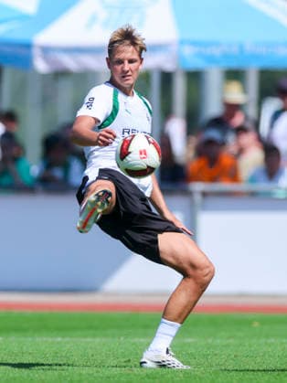 Jan Leszczynski of Borussia Mönchengladbach controls the ball during Borussia Mönchengladbach s training camp, Birkenmoos Stadium on August 4, 2026, in Rottach Egern, Germany. Photo by Marco Steinbrenner, DeFodi Images. Jan Leszczynski of Borussia Mönchengladbach controls the ball during the Borussia Mönchengladbach training camp at Birkenmoos Stadium on August 4, 2026 in Rottach-Egern, Germany. Photo by Marco Steinbrenner, DeFodi Images. Photo by Marco Steinbrenner, DeFodi Images.