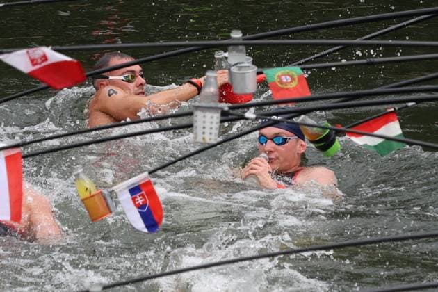 Championnat d Europe de natation PHOTOPQR LE COURRIER PICARD Haslin ; Paris ; 04 08 2026 ; 04 08 26 Championnat d Europe de natation - nage en eau libre 10km hommes - Sacha Velly au ravitaillement (a droite) Photo Fred Haslin the LEN European Aquatics Championships, in the Seine River in Paris, on August 4, 2026. Paris 75 France  Copyright: xPHOTOPQR LExCOURRIERxPICARD MAXPxHaslinx 20260804LCP7777 20260804LCP7777