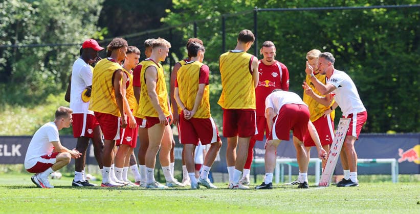 RB Leipzig (AUT) Training Camp, Bundesliga, Saalfelden, August 4, 2026, Gut Brandlhof, Soccer, Bundesliga, GER, RB Leipzig training camp in Saalfelden am Steinernen Meer (AUT), Pictured: Coach Martin Demichelis (right) with a tactics board in front of the team, Picture Point