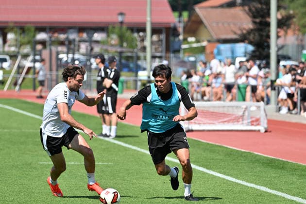 August 4, 2026 Rottach Egern Soccer, Men s, 2026–2027 season, Borussia Mönchengladbach training camp: Tackle between (from left) Joe Scally (Gladbach) and interpreter Atsushi Waki. DFL regulations prohibit any use of photographs as image sequences and or quasi-video. Am Birkenmoos Stadium, Bavaria, Germany