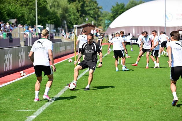 August 4, 2026, Rottach Egern Soccer, Men s, 2026–2027 season, Borussia Mönchengladbach training camp; Eugen Polanski, Gladbach coach (second from left), actively participates in a training session. DFL regulations prohibit any use of photographs as image sequences and or quasi-video. Am Birkenmoos Stadium, Bavaria, Germany