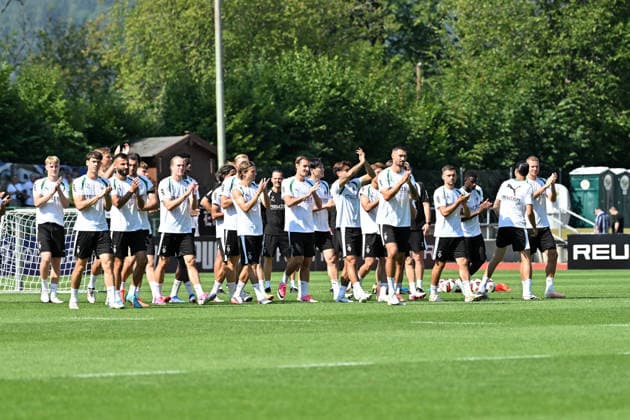 August 4, 2026 Rottach Egern Soccer, Men s, 2026–2027 Season, Training Camp with Borussia Mönchengladbach Applause from the players for the fans DFL regulations prohibit any use of photographs as image sequences and or quasi-video Am Birkenmoos Stadium, Bavaria, Germany
