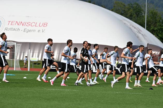 August 4, 2026 Rottach Egern Soccer, Men s, 2026–2027 Season, Borussia Mönchengladbach Training Camp Eugen Polanski, Gladbach Coach, surrounded by his players DFL regulations prohibit any use of photographs as image sequences and or quasi-video Am Birkenmoos Stadium, Bavaria, Germany