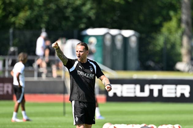 August 4, 2026 Rottach Egern Soccer, Men s, 2026–2027 Season, Borussia Mönchengladbach Training Camp Eugen Polanski, Gladbach Coach, Gives Instructions DFL regulations prohibit any use of photographs as image sequences and or quasi-video Am Birkenmoos Stadium, Bavaria, Germany