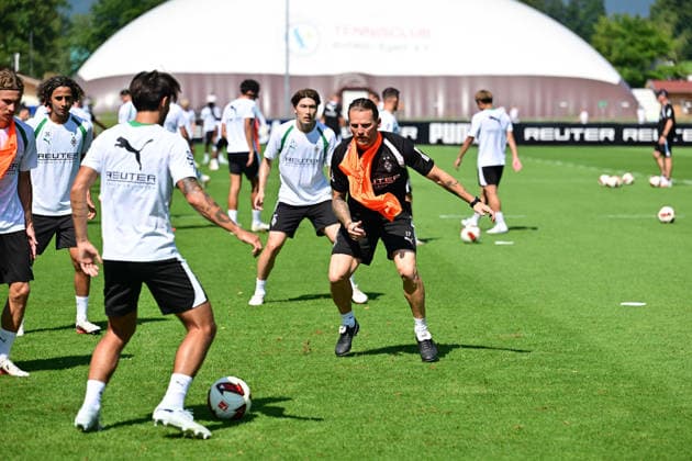 August 4, 2026 Rottach Egern Soccer, Men s, 2026–2027 season, Borussia Mönchengladbach training camp; Eugen Polanski, Gladbach coach, center, actively participating in a training session; DFL regulations prohibit any use of photographs as image sequences and or quasi-video; Am Birkenmoos Stadium, Bavaria, Germany