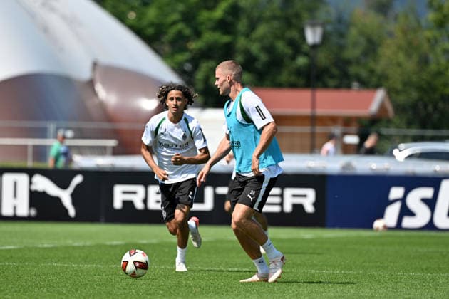 August 4, 2026 Rottach Egern Soccer, Men s, 2026–2027 season, Borussia Mönchengladbach training camp: Nico Elvedi (Gladbach) in the background on the left; Wael Mohya (Gladbach). DFL regulations prohibit any use of photographs as image sequences and or quasi-video. Am Birkenmoos Stadium, Bavaria, Germany
