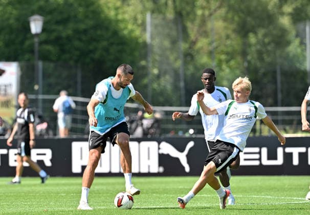 August 4, 2026 Rottach Egern Soccer, Men s, 2026–2027 season, Borussia Mönchengladbach training camp: Tackle between (from left) Tim Kleindienst (Gladbach) and Fritz Fleck (Gladbach). DFL regulations prohibit any use of photographs as image sequences and or quasi-video. Am Birkenmoos Stadium, Bavaria, Germany