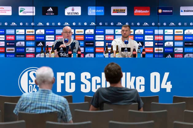August 4, 2026, Presentation of Edin Dzeko, FC Schalke 04, by Press Spokesperson Alex Jacob, FC Schalke 04; Edin Dzeko, FC Schalke 04, Gelsenkirchen, Veltins Arena, North Rhine-Westphalia, Germany, xRHR PHOTO DEx Copyright: DennisxEwert RHR-FOTOx RHR-FOTO DE