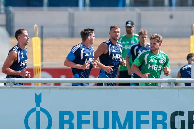 August 4, 2026, Soccer, FC Schalke 04 training session featuring Nikola Katic of FC Schalke 04, Maximilian Wöber, FC Schalke 04; Edin Dzeko, FC Schalke 04, are training individually under the guidance of rehabilitation coach Marc Thum at the FC Schalke 04 training facility in Gelsenkirchen, North Rhine-Westphalia, Germany. xRHR PHOTO YYx Copyright: RHR-FOTOx RHR-FOTO YY