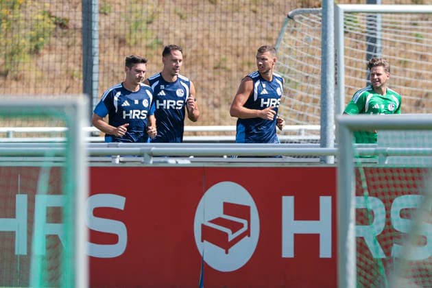 August 4, 2026, Soccer, FC Schalke 04 training session: Maximilian Wöber (FC Schalke 04), Nikola Katic (FC Schalke 04), Edin Dzeko of FC Schalke 04 are training individually under the guidance of rehabilitation coach Marc Thum at the FC Schalke 04 training facility in Gelsenkirchen, North Rhine-Westphalia, Germany xRHR PHOTO YYx Copyright: RHR-FOTOx RHR-FOTO YY