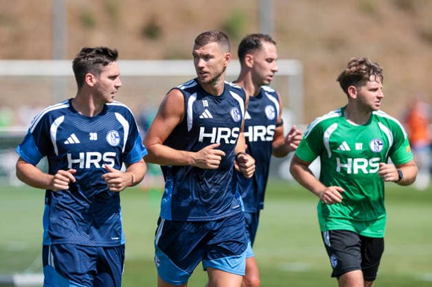 August 4, 2026, Soccer, FC Schalke 04 Training: Maximilian Wöber (FC Schalke 04), Edin Dzeko, FC Schalke 04; Nikola Katic, FC Schalke 04; Rehab Coach Marc Thum, FC Schalke 04; Gelsenkirchen, FC Schalke 04 Training Facility, North Rhine-Westphalia, Germany; xRHR PHOTO YYx Copyright: RHR-FOTOx RHR-FOTO YY