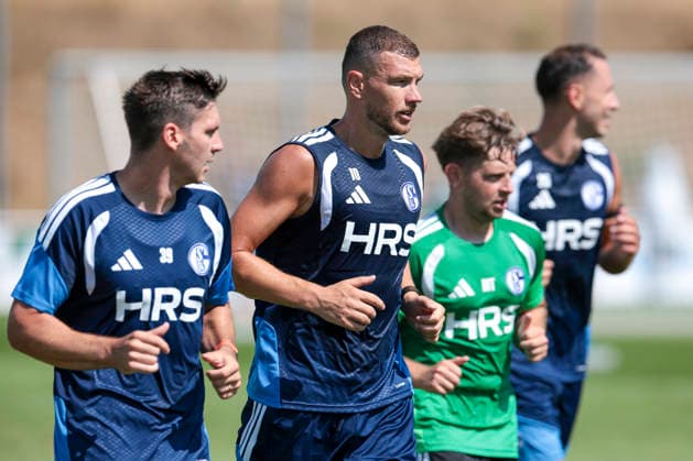 August 4, 2026, Soccer, FC Schalke 04 training session; from left: Maximilian Wöber (FC Schalke 04), Edin Dzeko, FC Schalke 04; rehabilitation coach Marc Thum, FC Schalke 04; Nikola Katic, FC Schalke 04; Gelsenkirchen training facility, FC Schalke 04, North Rhine-Westphalia, Germany, xRHR PHOTO YYx Copyright: RHR-FOTOx RHR-FOTO YY