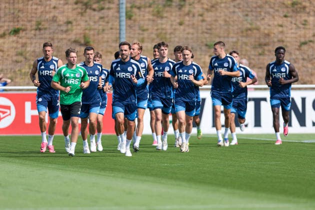 August 4, 2026, Soccer, FC Schalke 04 Training: The S04 players are warming up, from left: Janik Bachmann (FC Schalke 04), rehabilitation coach Marc Thum (FC Schalke 04), Ron Schallenberg (FC Schalke 04), Kenan Karaman (FC Schalke 04), Timo Becker (FC Schalke 04), Dylan Leonard (FC Schalke 04), Finn Porath (FC Schalke 04), Magnus Rösner (FC Schalke 04 U23), Christian Gomis (FC Schalke 04), Gelsenkirchen, FC Schalke 04 training facility, North Rhine-Westphalia, Germany, xRHR, PHOTO YYx Copyright: RHR-FOTOx RHR-FOTO YY