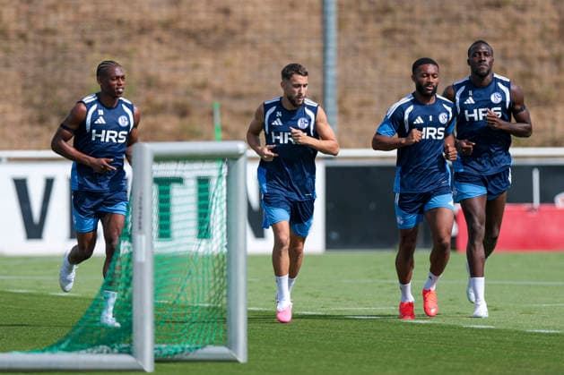 August 4, 2026, Soccer, FC Schalke 04 training session: Junior Adamu (FC Schalke 04), Adil Aouchiche (FC Schalke 04), Moussa Sylla (FC Schalke 04), Bryan Lasme (FC Schalke 04) running at the FC Schalke 04 training facility in Gelsenkirchen, North Rhine-Westphalia, Germany xRHR PHOTO YYx Copyright: RHR-FOTOx RHR-FOTO YY