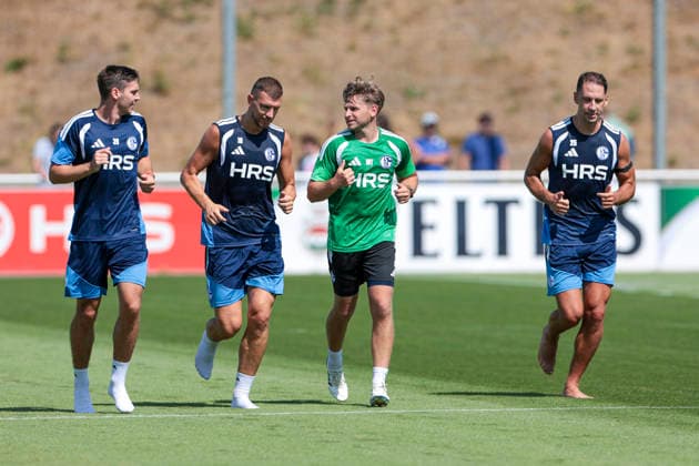 August 4, 2026, Soccer, FC Schalke 04 Training: Maximilian Wöber (FC Schalke 04), Edin Dzeko, FC Schalke 04; rehabilitation coach Marc Thum, FC Schalke 04; Nikola Katic, FC Schalke 04; Gelsenkirchen, FC Schalke 04 training facility, North Rhine-Westphalia, Germany; xRHR PHOTO YYx Copyright: RHR-FOTOx RHR-FOTO YY