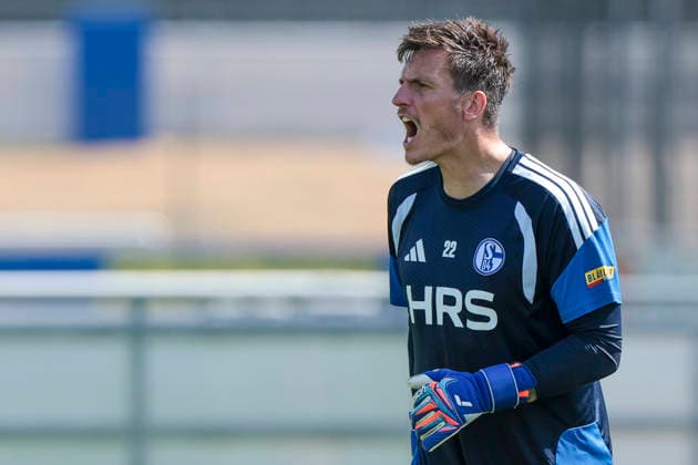 August 4, 2026, Soccer, FC Schalke 04 goalkeeper Kevin Müller during training; FC Schalke 04 gives loud instructions; Gelsenkirchen, FC Schalke 04 training facility, North Rhine-Westphalia, Germany xRHR PHOTO YYx Copyright: RHR-FOTOx RHR-FOTO YY