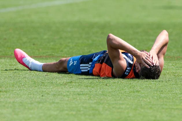 August 4, 2026, Soccer, FC Schalke 04 practice: Adil Aouchiche lies on the field, looking frustrated. Gelsenkirchen, FC Schalke 04 training facility, North Rhine-Westphalia, Germany xRHR PHOTO YYx Copyright: RHR-FOTOx RHR-FOTO YY
