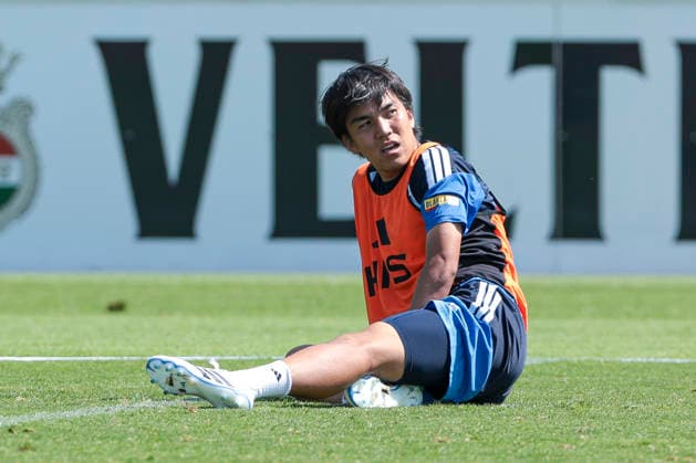 August 4, 2026, Soccer, FC Schalke 04 training session: Satoshi Tanaka sits exhausted on the field at the FC Schalke 04 training facility in Gelsenkirchen, North Rhine-Westphalia, Germany xRHR PHOTO YYx Copyright: RHR-FOTOx RHR-FOTO YY