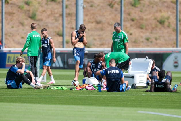 August 4, 2026, Soccer, FC Schalke 04 practice. The S04 players are resting after the session. Gelsenkirchen, FC Schalke 04 training facility, North Rhine-Westphalia, Germany xRHR PHOTO YYx Copyright: RHR-FOTOx RHR-FOTO YY