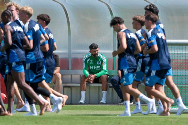 August 4, 2026, Soccer, FC Schalke 04 practice; Coach Miron Muslic of FC Schalke 04 sits on the bench at the FC Schalke 04 training facility in Gelsenkirchen, North Rhine-Westphalia, Germany xRHR PHOTO YYx Copyright: RHR-FOTOx RHR-FOTO YY
