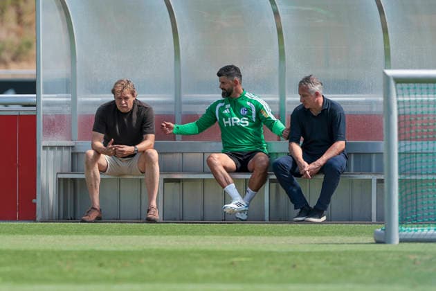 August 4, 2026, Soccer, FC Schalke 04 training session: from left, Director of Professional Soccer Youri Mulder (FC Schalke 04), Coach Miron Muslic (FC Schalke 04), Sports Director Frank Baumann of FC Schalke 04 are talking at the FC Schalke 04 training facility in Gelsenkirchen, North Rhine-Westphalia, Germany xRHR PHOTO YYx Copyright: RHR-FOTOx RHR-FOTO YY