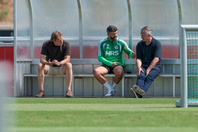 August 4, 2026, Soccer, FC Schalke 04 training session: from left, Director of Professional Soccer Youri Mulder (FC Schalke 04), Coach Miron Muslic (FC Schalke 04), Sports Director Frank Baumann of FC Schalke 04 are talking at the FC Schalke 04 training facility in Gelsenkirchen, North Rhine-Westphalia, Germany xRHR PHOTO YYx Copyright: RHR-FOTOx RHR-FOTO YY