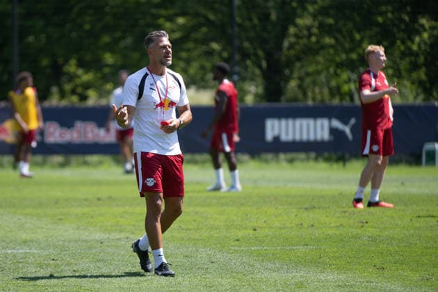 Martin Demichelis, RB Leipzig coach, explains the drill; RB Leipzig, soccer, training camp in Austria, preseason, 2026–2027 season, GER, August 4, 2026, Eibner Press Photo: Andreas Ulmer, RB Leipzig, soccer, training camp in Austria, preseason, 2026–2027 season, GER, August 4, 2026, Copyright: xEibner-Pressefoto AndreasxUlmerx EP_AUR