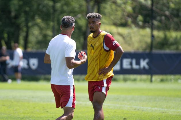Martin Demichelis, RB Leipzig coach, explains to Benjamin Henrichs, RB Leipzig, 39, what he can do better; RB Leipzig, soccer, training camp in Austria, preseason, 2026–2027 season, GER, August 4, 2026, Eibner Press Photo: Andreas Ulmer, RB Leipzig, soccer, training camp in Austria, preseason, 2026–2027 season, GER, August 4, 2026, Copyright: xEibner-Pressefoto AndreasxUlmerx EP_AUR