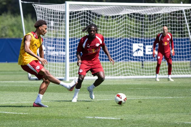 Johan Bakayoko, RB Leipzig, 11 times in defense, with Tidiam Gomis, RB Leipzig, 27, RB Leipzig, soccer, training camp in Austria, preseason, 2026–2027 season, GER, August 4, 2026, Eibner Press Photo: Andreas Ulmer, RB Leipzig, soccer, training camp in Austria, preseason, 2026–2027 season, GER, August 4, 2026, Copyright: xEibner-Pressefoto AndreasxUlmerx EP_AUR