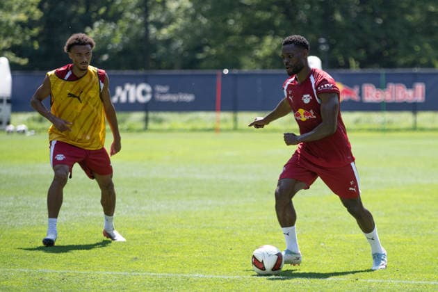 Tidiam Gomis of RB Leipzig (27, left) tries to stop Ridle Baku of RB Leipzig; RB Leipzig, soccer, training camp in Austria, preseason, 2026–2027 season, GER, August 4, 2026, Eibner Press Photo: Andreas Ulmer, RB Leipzig, soccer, training camp in Austria, preseason, 2026–2027 season, GER, August 4, 2026, Copyright: xEibner-Pressefoto AndreasxUlmerx EP_AUR
