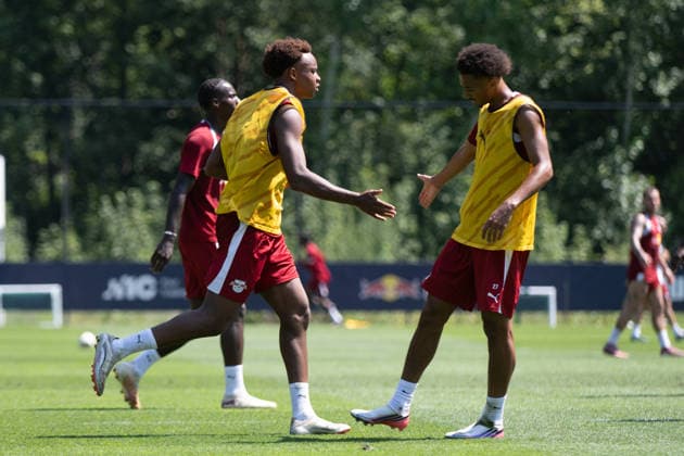Assan Ouedraogo (RB Leipzig, 08) high-fives Tidiam Gomis (RB Leipzig, 27), RB Leipzig, soccer, training camp in Austria, preseason, 2026–2027 season, GER, August 4, 2026, Eibner Press Photo: Andreas Ulmer, RB Leipzig, soccer, training camp in Austria, preseason, 2026–2027 season, GER, August 4, 2026, Copyright: xEibner-Pressefoto AndreasxUlmerx EP_AUR