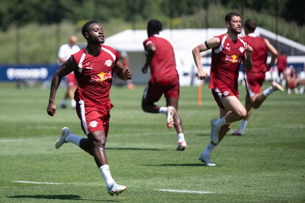 Ridle Baku, RB Leipzig, , on the left, next to him Romulo RB Leipzig, 40, RB Leipzig, soccer, training camp in Austria, preseason, 2026–2027 season, GER, August 4, 2026, Eibner Press Photo by Andreas Ulmer, RB Leipzig, soccer, training camp in Austria, preseason, 2026–2027 season, GER, August 4, 2026, Copyright: xEibner-Pressefoto AndreasxUlmerx EP_AUR