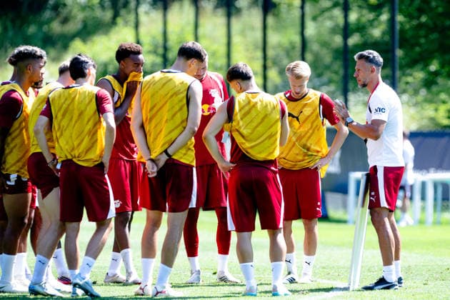 Martin Demichelis, RB Leipzig Coach, gets the RB Leipzig players pumped up for the training session, RB Leipzig, Soccer, Training Camp in Austria, Preseason, 2026–2027 Season, GER, August 4, 2026, Eibner Press Photo: Andreas Ulmer, RB Leipzig, soccer, training camp in Austria, preseason, 2026–2027 season, GER, August 4, 2026, Copyright: xEibner-Pressefoto AndreasxUlmerx EP_AUR