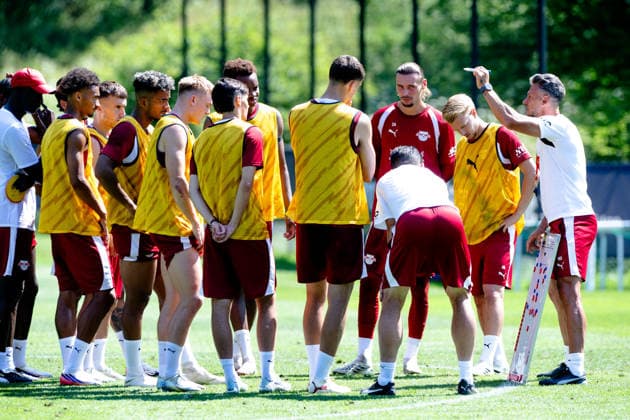 Martin Demichelis, RB Leipzig Coach, gets the RB Leipzig players pumped up for the training session, RB Leipzig, Soccer, Training Camp in Austria, Preseason, 2026–2027 Season, GER, August 4, 2026, Eibner Press Photo: Andreas Ulmer, RB Leipzig, soccer, training camp in Austria, preseason, 2026–2027 season, GER, August 4, 2026, Copyright: xEibner-Pressefoto AndreasxUlmerx EP_AUR