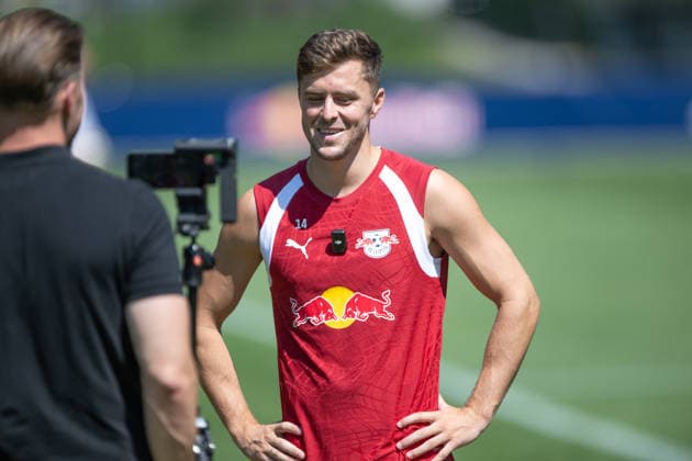 Christoph Baumgartner of RB Leipzig, 14, during an interview, is smiling again; RB Leipzig, soccer, training camp in Austria, preseason, 2026–2027 season, GER, August 4, 2026, Eibner Press Photo by Andreas Ulmer, RB Leipzig, soccer, training camp in Austria, preseason, 2026–2027 season, GER, August 4, 2026, Copyright: xEibner-Pressefoto AndreasxUlmerx EP_AUR