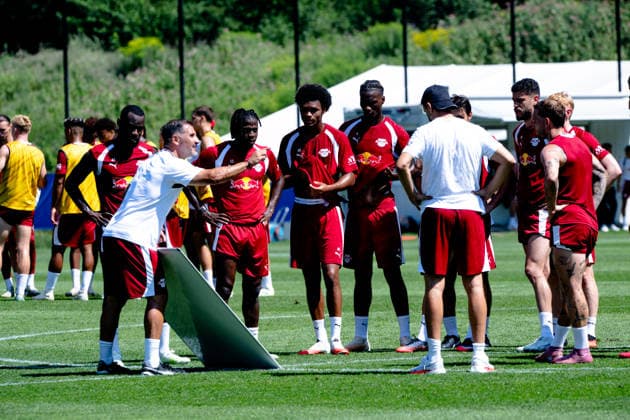 Cristian Fiel, RB Leipzig Assistant Coach, explains tactical instructions; RB Leipzig, soccer, training camp in Austria, preseason, 2026–2027 season, GER, August 4, 2026, Eibner Press Photo: Andreas Ulmer, RB Leipzig, soccer, training camp in Austria, preseason, 2026–2027 season, GER, August 4, 2026, Copyright: xEibner-Pressefoto AndreasxUlmerx EP_AUR