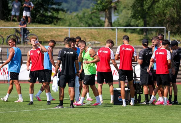 August 4, 2026, Germany, Grassau, Bundesliga, 2026–2027 season, VfB Stuttgart training camp, heat, drinking, water break, water; left: Grischa Prömel, center: Ermedin Demirovic, right: Jeff Chabot