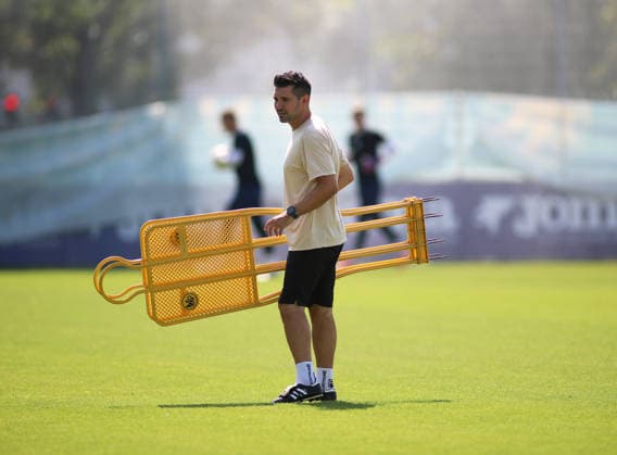 Soccer, Men s, Bavarian Regional League, 2026–2027 Season, TSV 1860 Munich, Training: Alper Kayabunar, Coach of TSV 1860 Munich, carries some dummies across the training field, setup