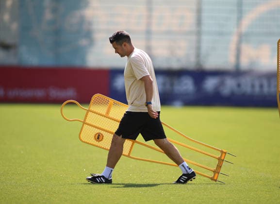 Soccer, Men s, Bavarian Regional League, 2026–2027 Season, TSV 1860 Munich, Training: Alper Kayabunar, Coach of TSV 1860 Munich, carries some dummies across the training field, setup