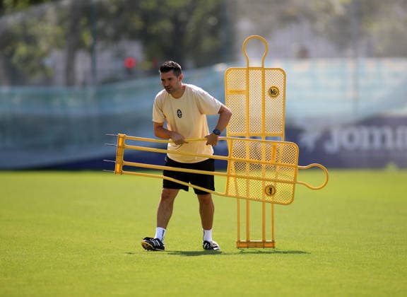 Soccer, Men s, Bavarian Regional League, 2026–2027 Season, TSV 1860 Munich, Training: Alper Kayabunar, Coach of TSV 1860 Munich, carries several dummies across the training field, setup