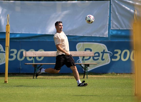 Soccer, Men s, Bavarian Regional League, 2026–2027 Season, TSV 1860 Munich, Alper Kayabunar at practice, TSV 1860 Munich coach looking at the ball