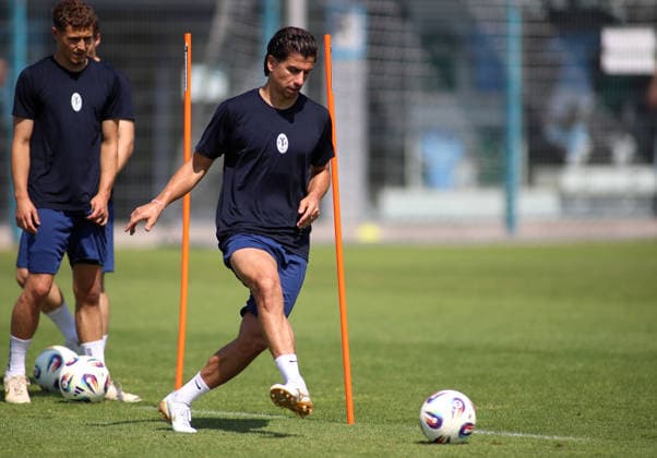 Soccer, Men s, Bavarian Regional League, 2026–2027 Season, TSV 1860 Munich, Training: Tunay Deniz; TSV 1860 Munich plays a ball