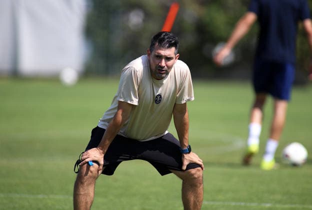 Soccer, Men s, Bavarian Regional League, 2026–2027 Season, TSV 1860 Munich, Alper Kayabunar at practice, TSV 1860 Munich coach leaning forward, watching the practice intently
