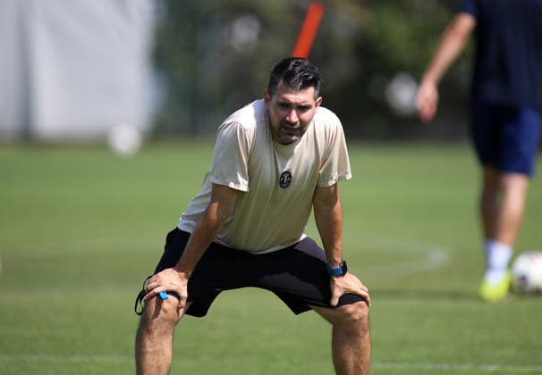 Soccer, Men s, Bavarian Regional League, 2026–2027 Season, TSV 1860 Munich, Alper Kayabunar at practice, TSV 1860 Munich coach leaning forward, watching the practice intently
