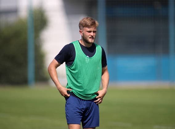 Soccer, Men s, Bavarian Regional League, 2026–2027 Season, TSV 1860 Munich, Training: Matthew Collins of TSV 1860 Munich standing on the practice field wearing a training jersey