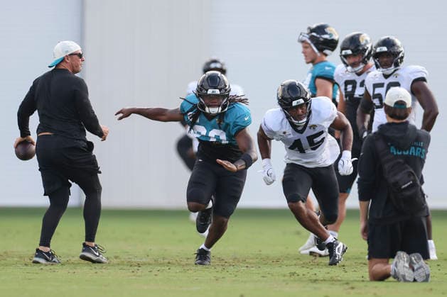 JACKSONVILLE, FL - AUGUST 04: Jacksonville Jaguars running back Deejay Dallas (20) works on a drill during training camp on August 4, 2026 at the Miller Electric Center in Jacksonville, Fl. (Photo by David Rosenblum Icon Sportswire) NFL, American Football Herren, USA AUG 04 Jaguars Training Camp EDITORIAL USE ONLY Icon260804229761